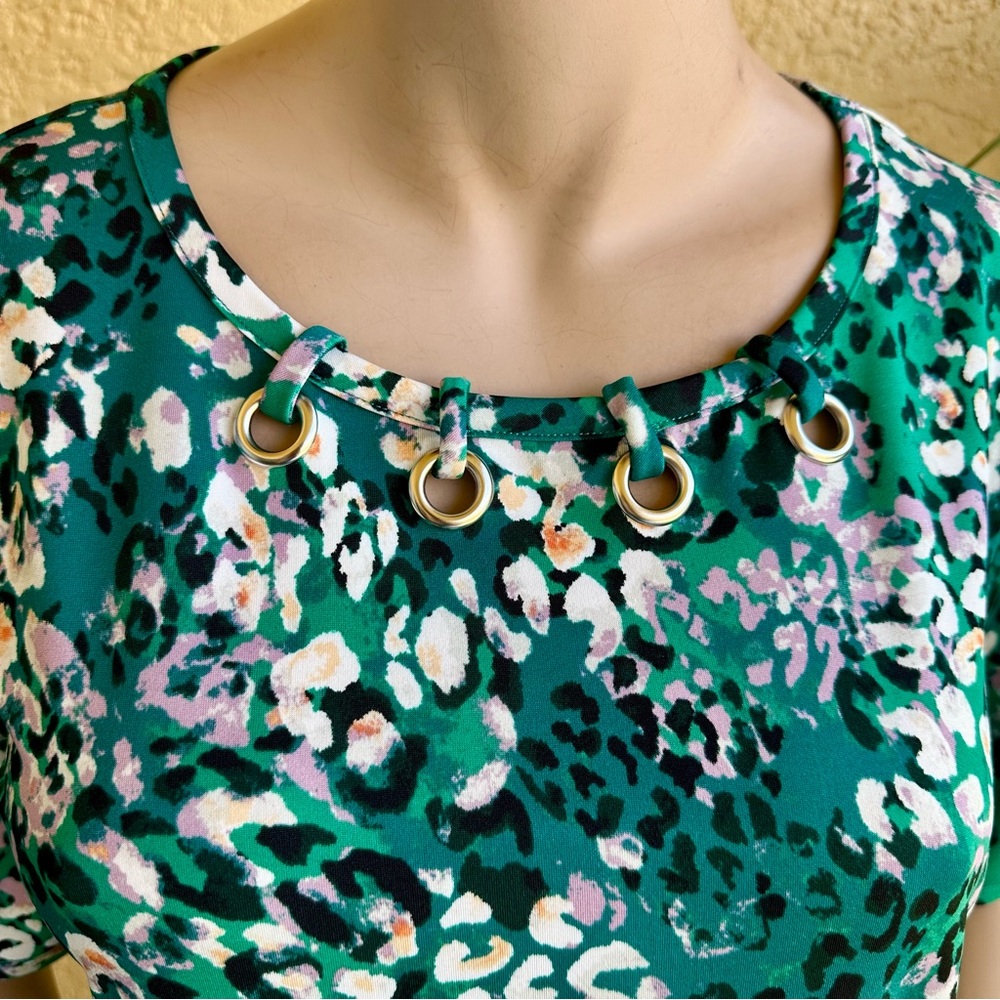 Notations design green print top with silver rivet accent - Picture 4 of 9